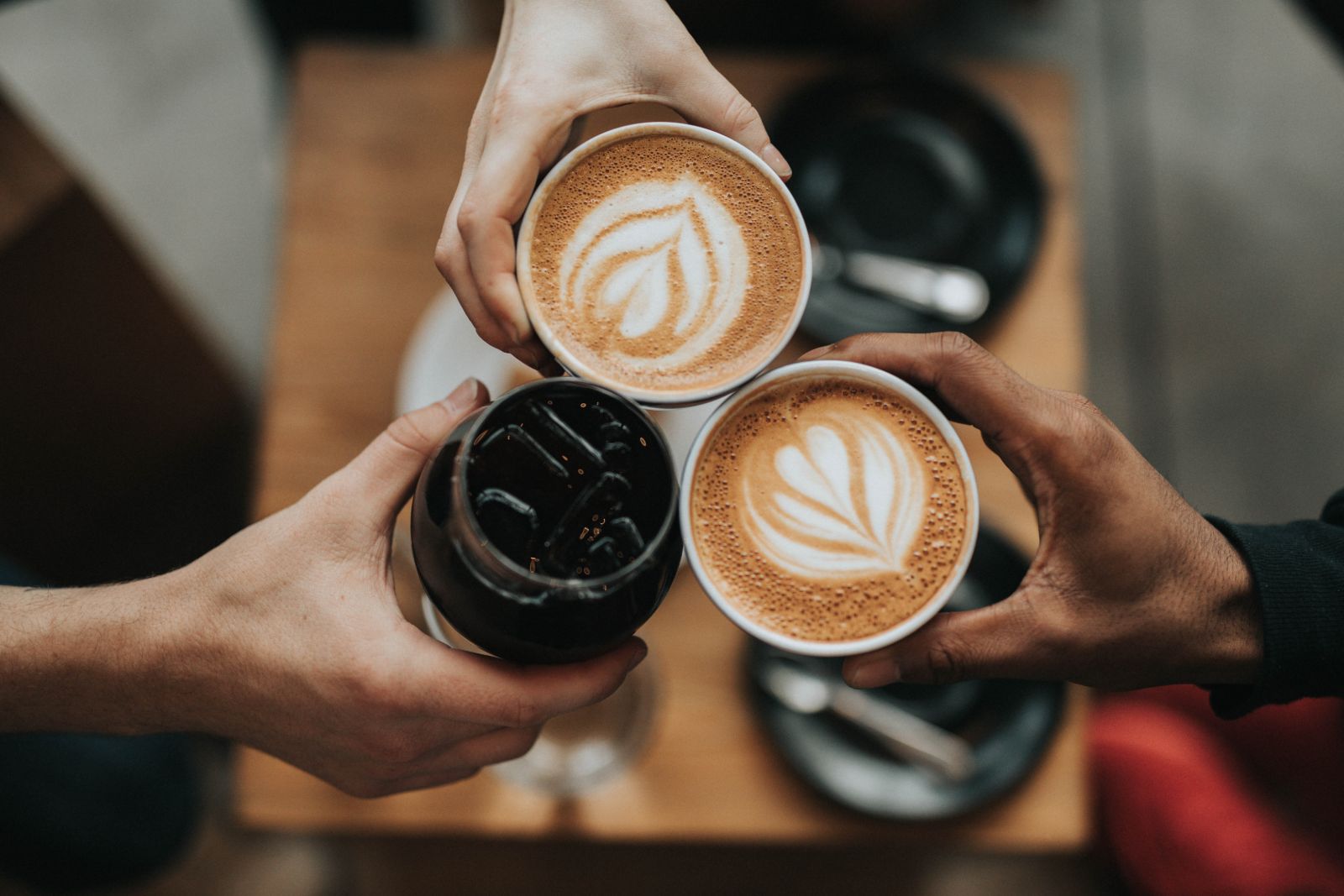 mothers meeting for coffee to talk to reduce stress