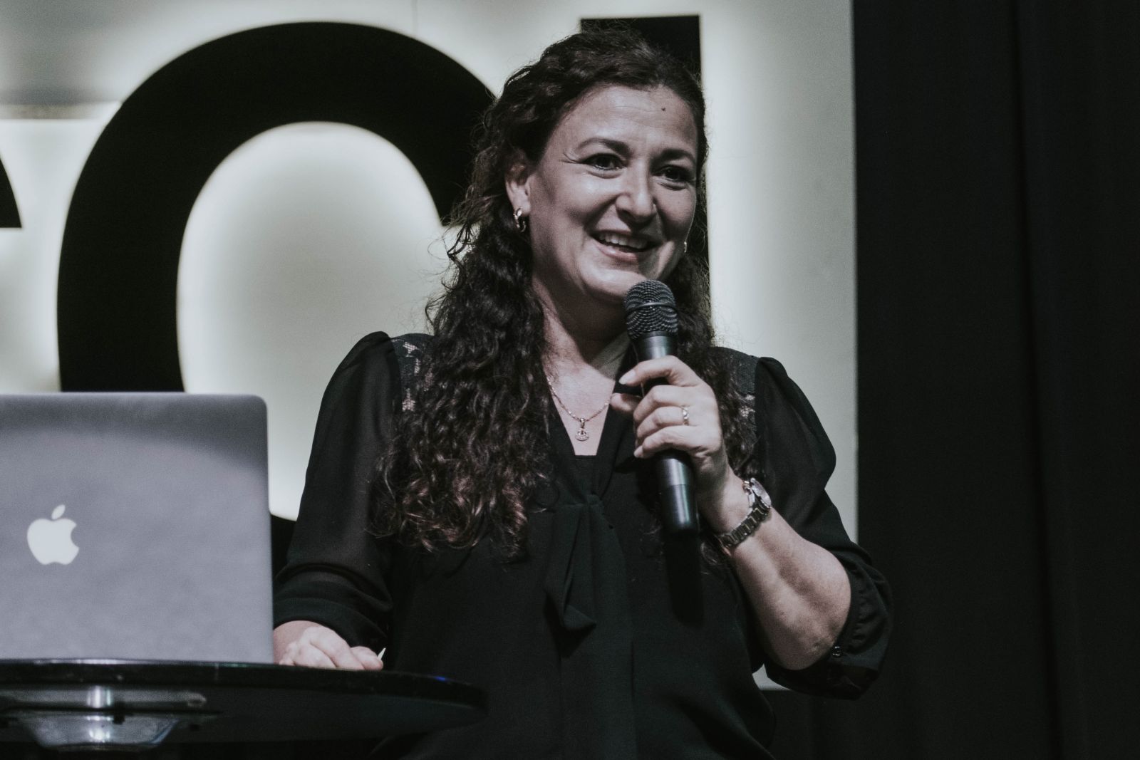 speaking-with-confidence-1 Tips to improve public speaking skills