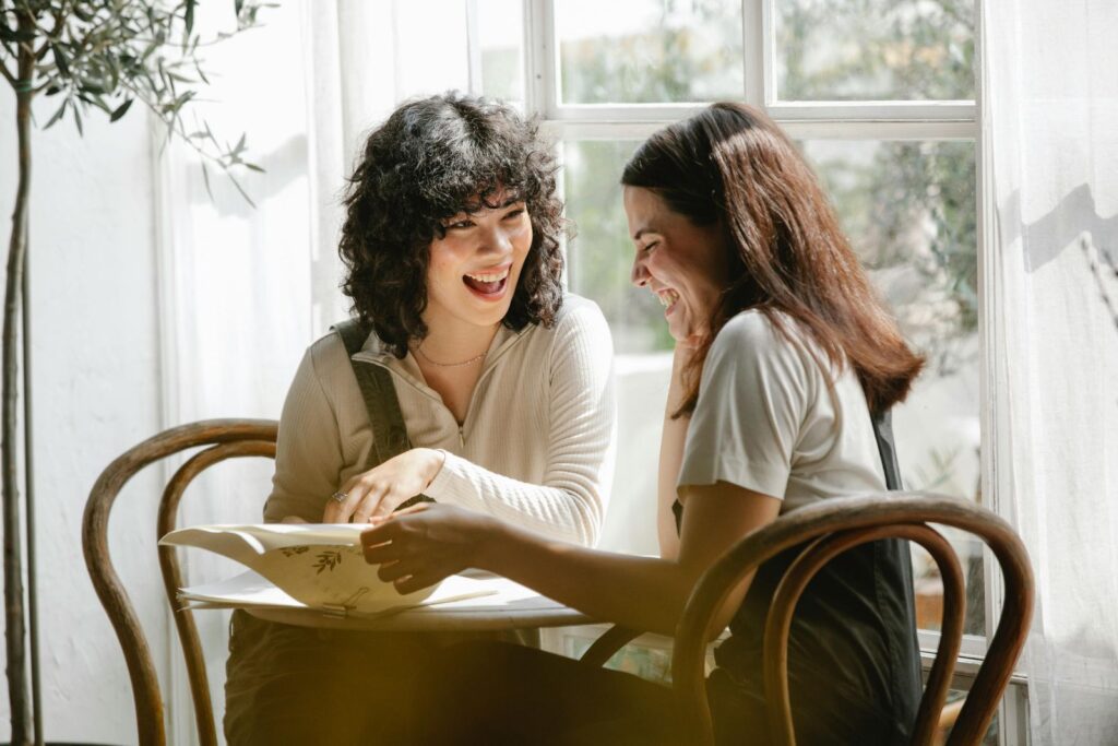 women talking in a cafe